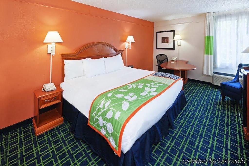 La Quinta Inn & Suites Тълса Екстериор снимка