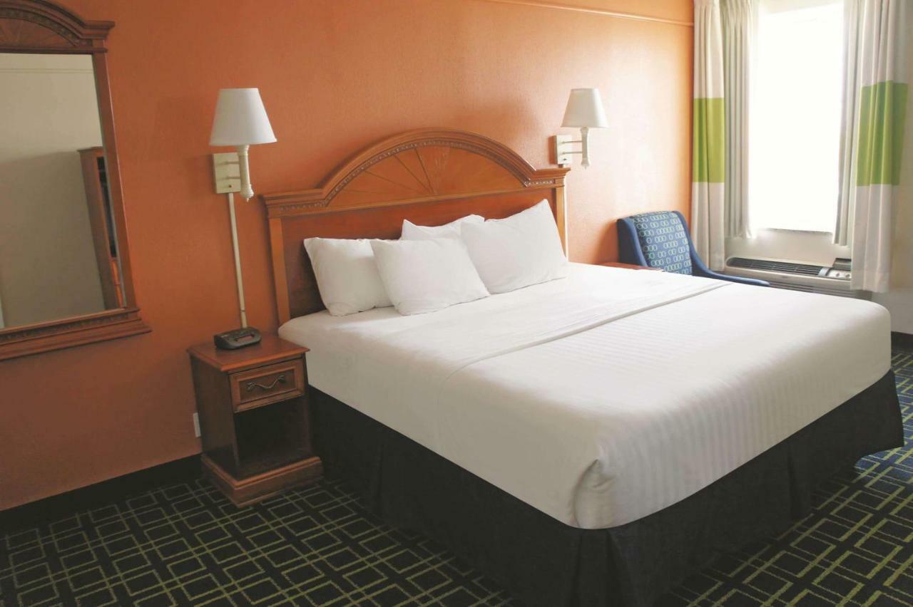La Quinta Inn & Suites Тълса Екстериор снимка