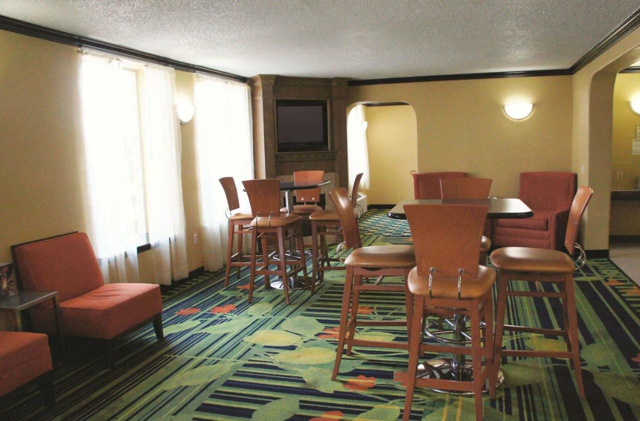 La Quinta Inn & Suites Тълса Екстериор снимка