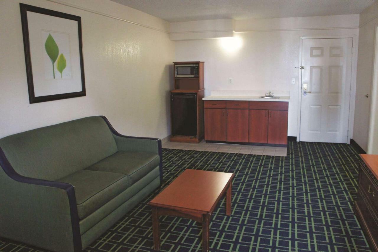 La Quinta Inn & Suites Тълса Екстериор снимка