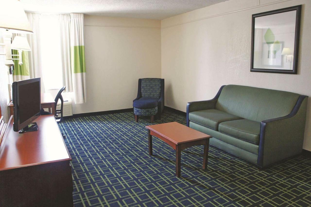 La Quinta Inn & Suites Тълса Екстериор снимка
