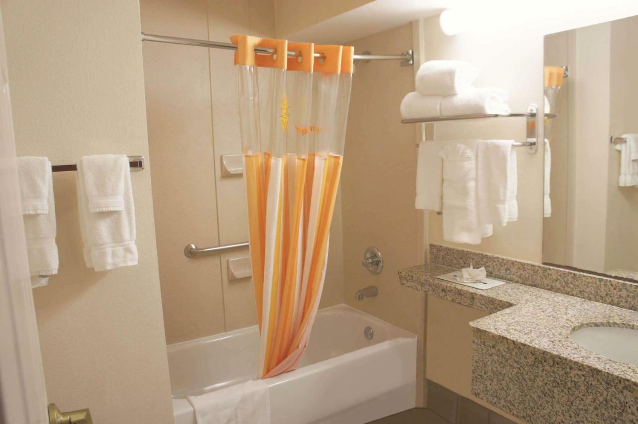 La Quinta Inn & Suites Тълса Екстериор снимка