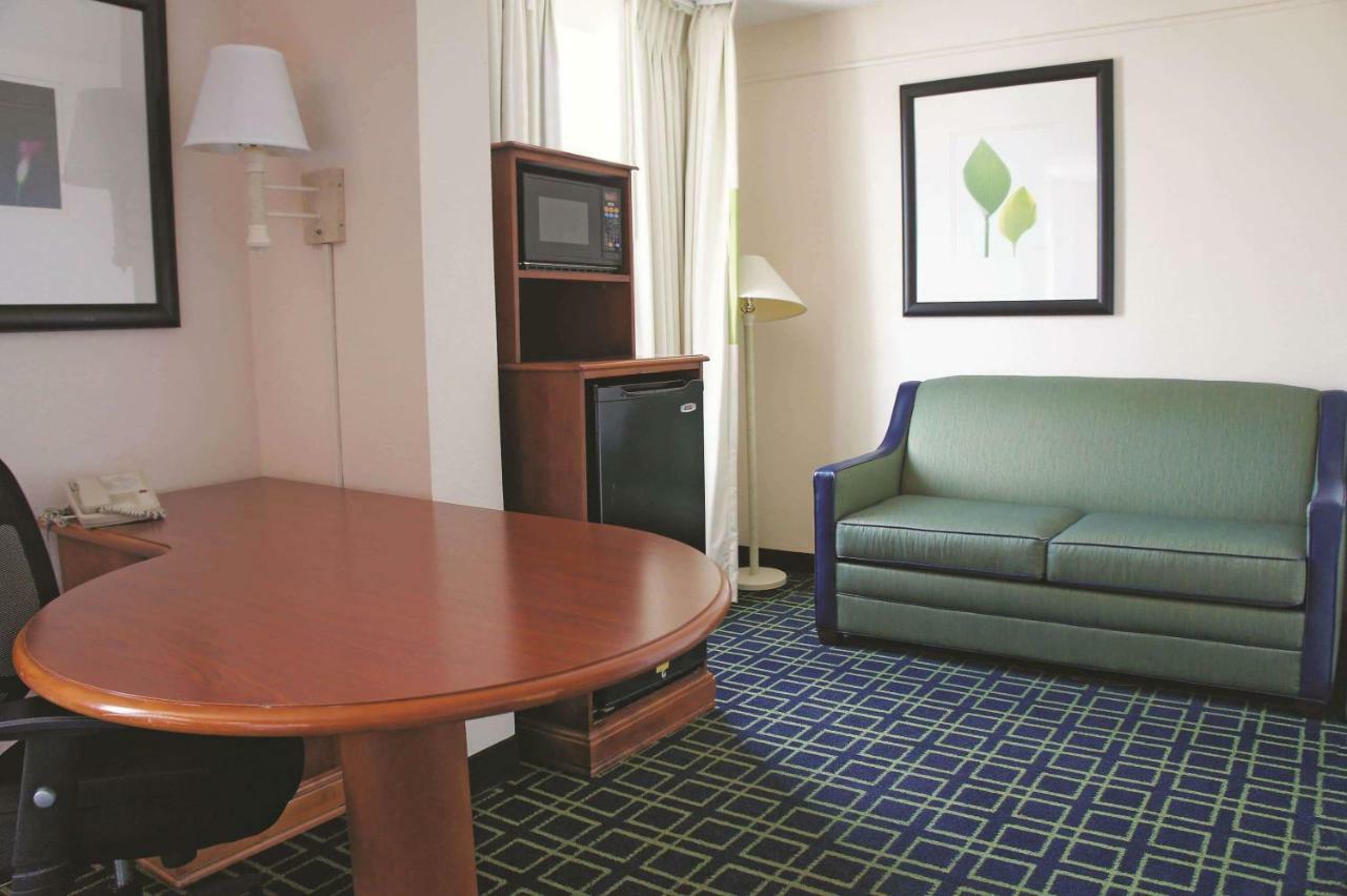 La Quinta Inn & Suites Тълса Екстериор снимка